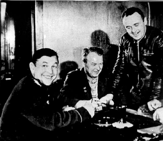 Зліва направо: В.І.Вознюк, С.І.Ветошкін, С.П.Корольов на полігоні Капустин Яр, 1948 р.