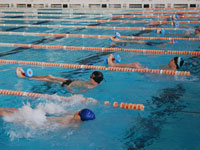Перша  естафета – нетрадиційними способами плавання