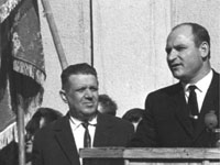 Ректор КПІ О.С.Плигунов (зліва) та командир студентського загону КПІ М.Бородинкін, 1962 р.