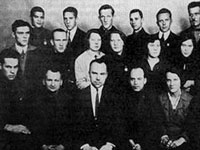  В ОКБ Н. Поликарпова (1935) В первом ряду сидят Д.Л.Томашевич (второй слева), М. Поликарпов (третий)