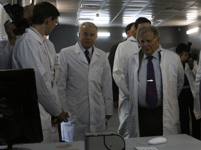 Ю. Якименко та Ж. Алфьоров у новоствореному Центрі  наноелектроніки і нанотехнологій, 2011
