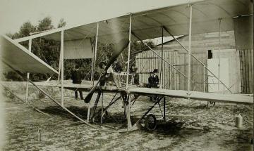 Літак Кудашев-1 на території КПІ на тлі ангару, 1910 р.