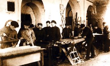 1925. Виготовлення студентами КПІ деталей планерів у столярній майстерні інституту 