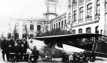 КПІ - 1925. К-1 перед головним корпусом