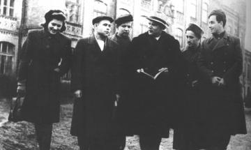 1948.11. В.Н. Свєчніков зі студентами