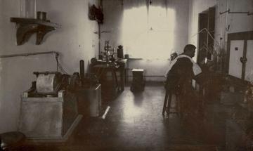 1902. Ботанічна лабораторія: кімната для підготовки речовин для аналізу