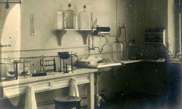 1902. Ботанічна лабораторія: вигляд кімнати для роботи та інших занять з бактеріології