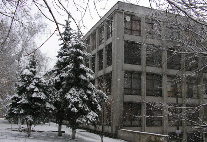 Кампус КПІ. 18 корпус університету взимку
