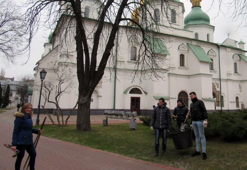 Students carried out green works on the territory of Saint Sophia Cathedral in Kyiv