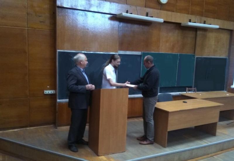 Prof. O.S.Yandulsky and O.Kuznetsov handed a scholarship to Ye.Nikonenko