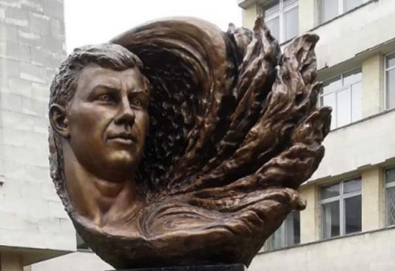 памятник Герою Украины Александру Лелеченку