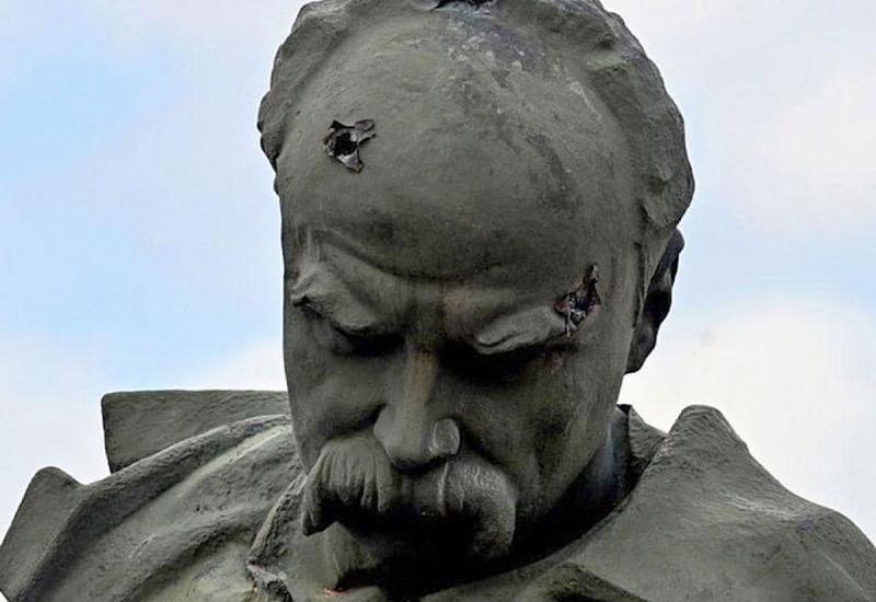 Памятник Тарасу Шевченку в Бородянке после российской агрессии