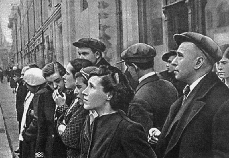 Image-1945. Люди слухають оголошення по радіо
