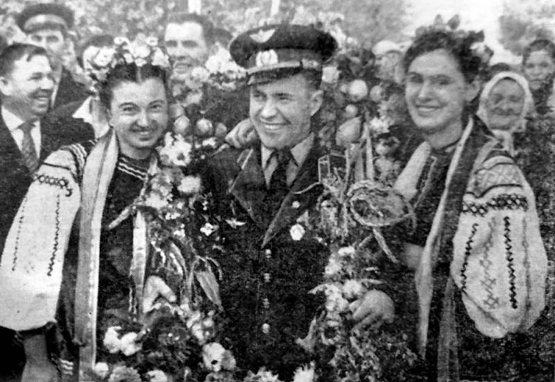 Радостно встретили земляки дорогого гостя героя-космонавта П.Р. Поповича (из газеты КПИ При советском инженере, 6 сентября 1962 г.