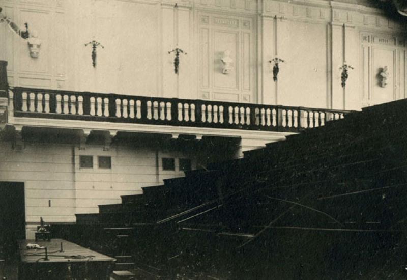 1903. Аудиторія