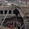 Жителі Ірпеня ховаються під зруйнованим мостом під час авіа-нальоту