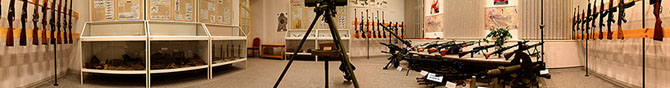 В музее : комната оружия
