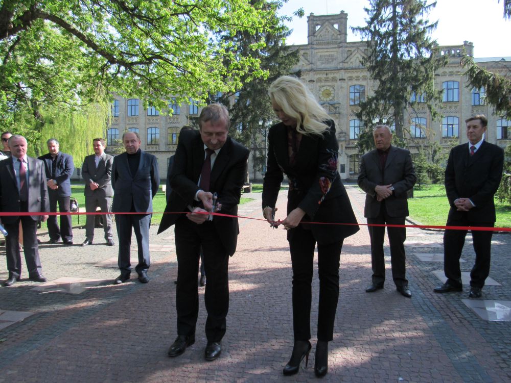 28 квітня відбулося урочисте відкриття Алеї зірок КПІ ім. Ігоря Сікорського перед історичним корпусом №1
