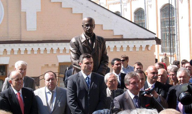 Відкрито перший у світі пам'ятник Ігорю Сікорському