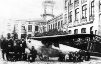 Перший пасажирський чотиримісний літак К-1 конструкції К.О. Калініна перед головним корпусом КПІ