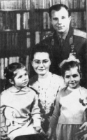 Гагарін Ю.О.  З дружиною Валентиною і доньками Оленкою та Галею