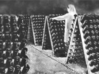 пляшки шампанського зберігаються в підвалах горизонтально і лише раз на рік їх струшують і перекладають
