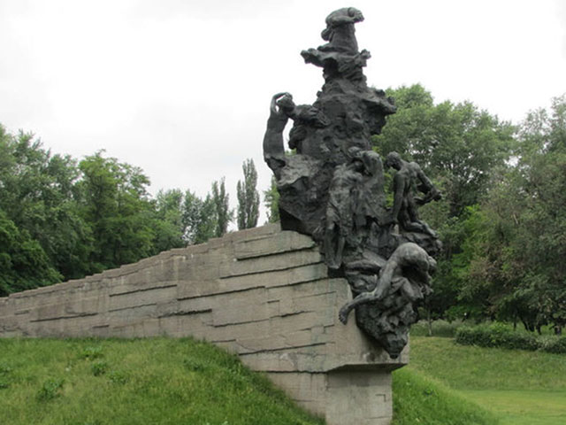 Пам'ятник розстріляним  у Бабиному яру