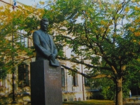 пам'ятник Тимошенко С.П. перед головним корпусом КПІ