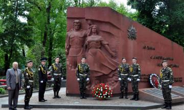 2014.05.09 Почесний караул біля монументу