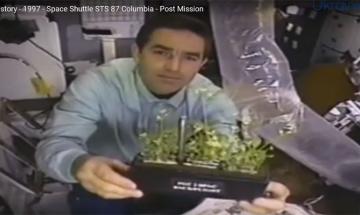 1997.12.05 Леонід Каденюк під час місії STS-87