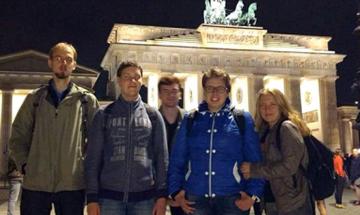 Студенти СУНФМ у Берліні біля Бранденбурзьких воріт