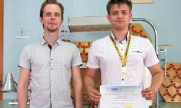 Микола Іванченко та його науковий керівник Олексій Миронюк (ліворуч)