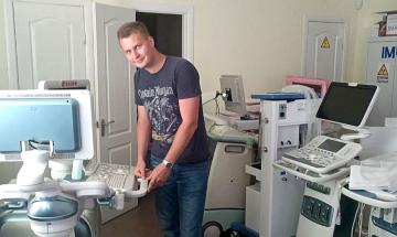 Алексей Рудый налаживает системы ультразвуковой диагностики