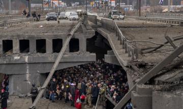 Жителі Ірпеня ховаються під зруйнованим мостом під час авіа-нальоту