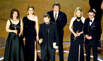 M. Chernov (in the center), E. Maloletka (behind) and V. Stepanenko (behind left) during the Oscar ceremony (Los Angeles, March 10, 2024)