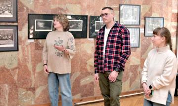 На відкритті виставки Сергія Гулєвича (у центрі)