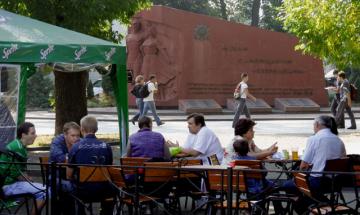 2009.08.31 МАФи напроти пам’ятника студентам, викладачам КПІ, які не повернулися з Великої Вітчизняної війни