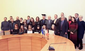 Фото на память: магистры - выпускники ФСП с почетными гостями, первым проректором университета Юрием Якименком и преподавателями факультета