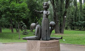 Україна, Київ. Пам'ятник дітям загиблим у Бабиному Яру