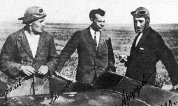 1929. С.П. Корольов, С.Н. Люшин і К.К. Арцеулов біля планера «Коктебель»