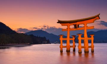 Японія, префектура Хіросіми, місто Хацукаіті, Священна арка в морі