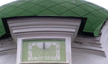 Київ.  Сонячний годинник на ротонді фонтана «Самсон» на Конт­рактовій площі