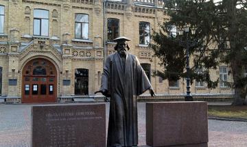 Кампус. Пам'ятник Дмитрію Менделєєву