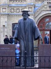 Кампус КПІ. Корпус № 4. Хімічний корпус, пам'ятник Д. Менделеєву Кампус КПІ. Корпус № 4. Хімічний корпус, пам'ятник Д. Менделеєву