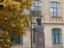 Кампус. Пам’ятник Віктору Кирпичову Кампус. Пам’ятник Віктору Кирпичову