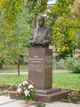 Кампус КПІ. Пам'ятник Люльєву Льву Веніаміновичу Кампус КПІ. Пам'ятник Люльєву Льву Веніаміновичу