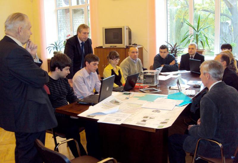 2011.10.28 Під час наради з розробки наносупутника 2011.10.28 Під час наради з розробки наносупутника
