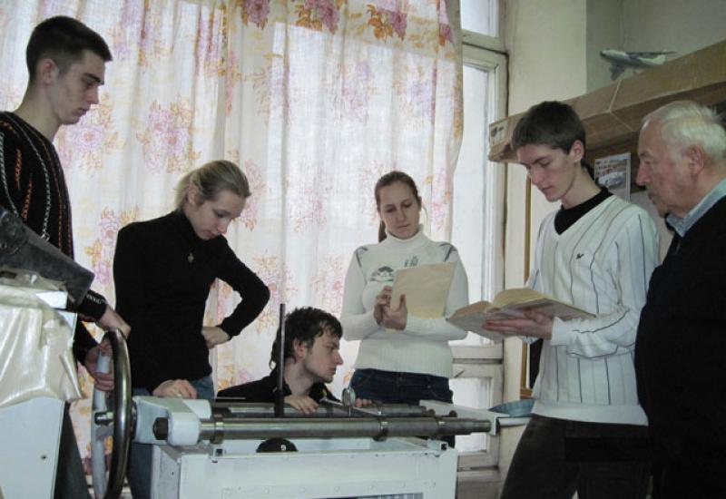 2011.11.04 Студенти 3-го курсу ІХФ виконують дослідження під керівництвом доц. Г.В. Герасимова