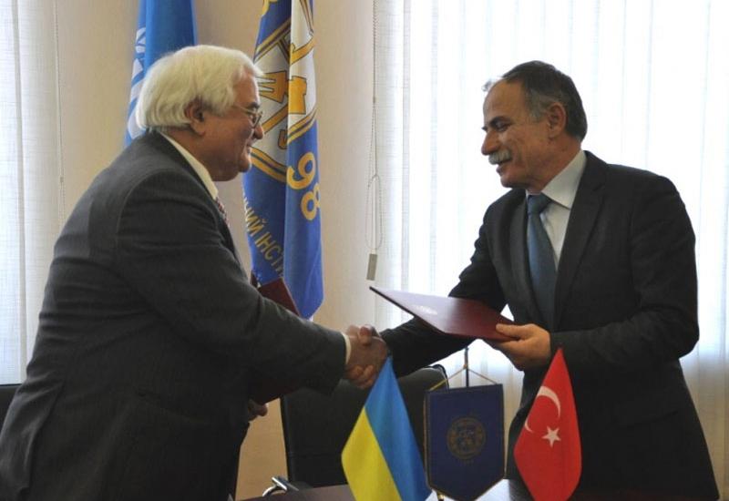 2013.04.02 Підписано угоду із університетом Ондокуз Майис 2013.04.02 Підписано угоду із університетом Ондокуз Майис