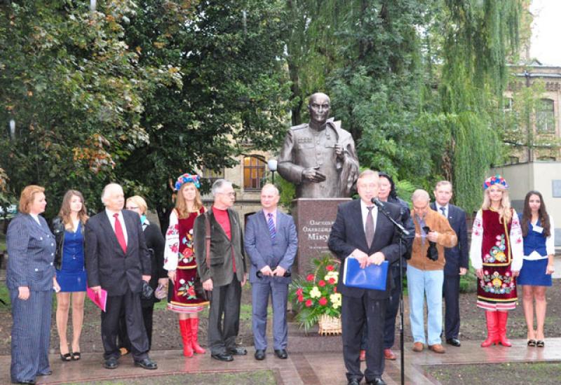 2013.08.29 В НТУУ «КПІ» відкрито пам’ятник Олександру Мікуліну 2013.08.29 В НТУУ «КПІ» відкрито пам’ятник Олександру Мікуліну